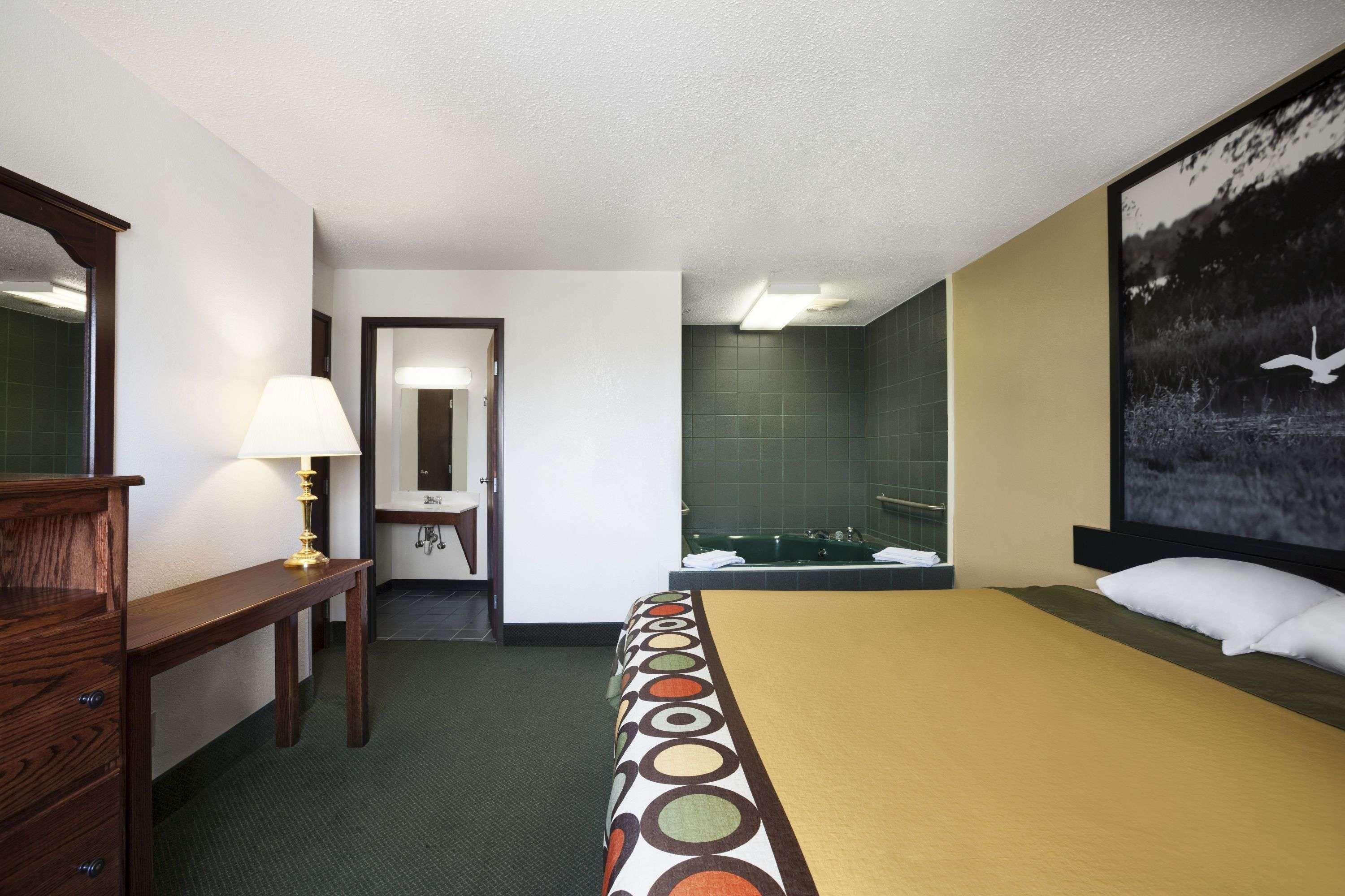Super 8 By Wyndham Bowling Green Esterno foto